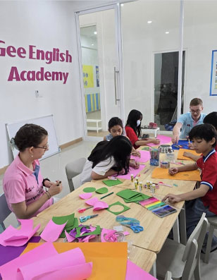ห้องเรียนภาษาอังกฤษเด็กพร้อมโต๊ะกลุ่มและ Smart TV Big Tree Love Kids Village นนทบุรี