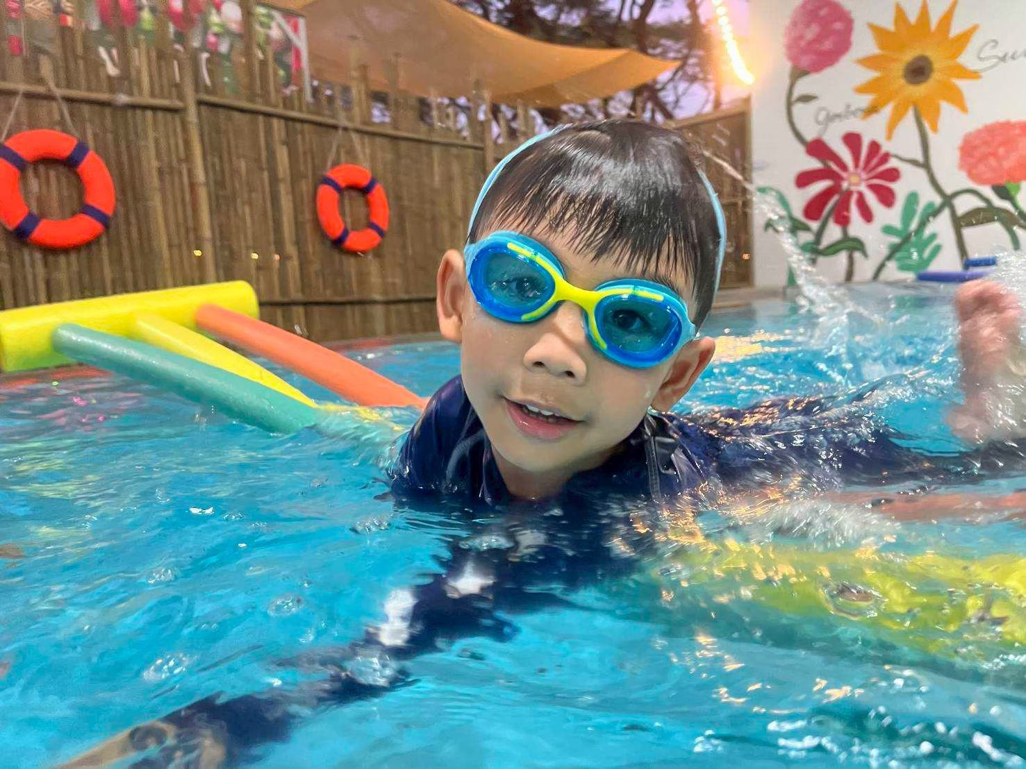 ภาพเด็กโตฝึกท่าว่ายน้ำในคลาส Kids Swim