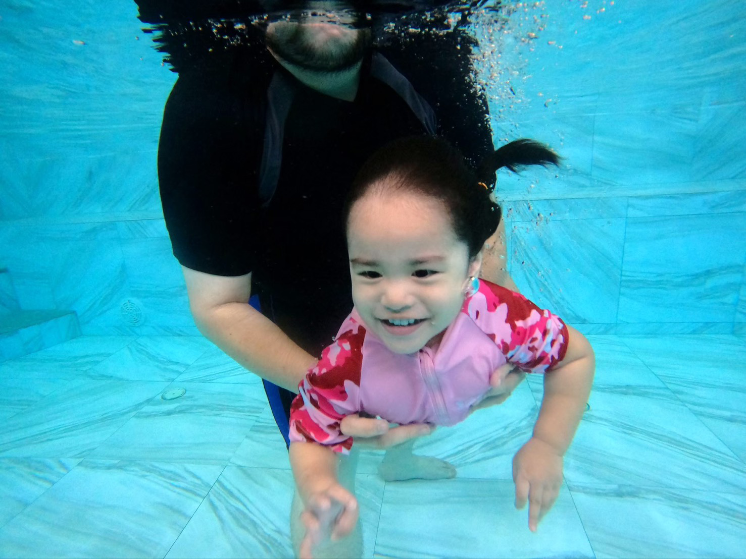 ภาพคลาสว่ายน้ำเด็กวัย Pre-School เรียนกับครู