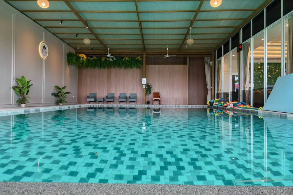 สระว่ายน้ำเด็กน้ำอุ่นน้ำเกลือในร่มของ Big Tree Love Kids Village นนทบุรี
